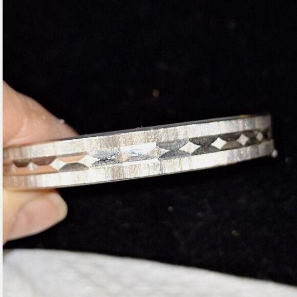 A Vintage Monet Silver Tone Bangle Bracelet Diamond Pattern Elegant - Picture 2 of 7